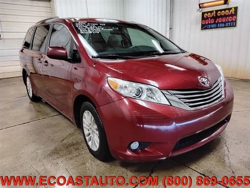 Used 2014 Toyota Sienna XLE image 1