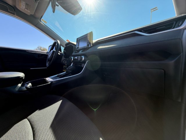 Used 2022 Toyota RAV4 LE AWD/4WD image 20