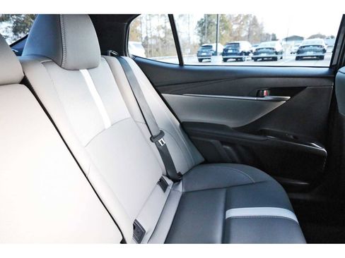 Used 2025 Toyota Camry SE w/ Convenience Package image 10