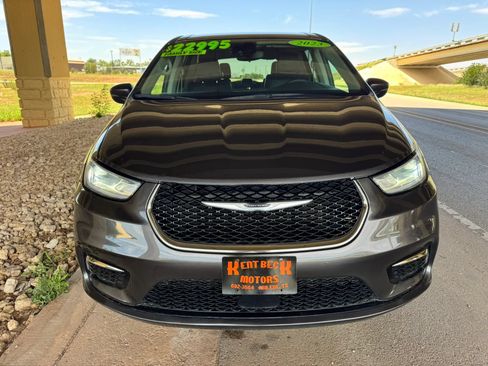 Used 2023 Chrysler Pacifica Touring-L FWD image 8