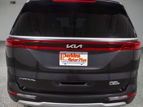Used 2024 Kia Carnival LX image 8
