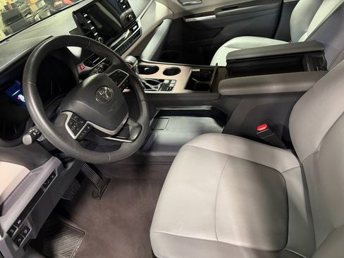 Certified 2024 Toyota Sienna XLE FWD image 34
