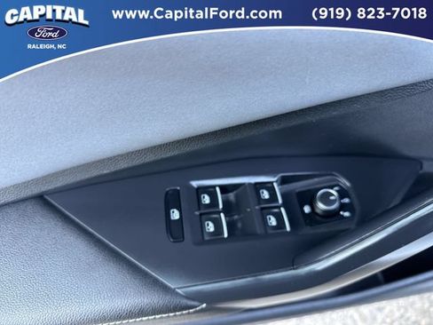 Used 2025 Volkswagen Jetta SE FWD image 21