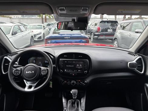 Used 2025 Kia Soul LX w/ LX Technology Package FWD image 31