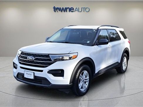Used 2021 Ford Explorer XLT image 2