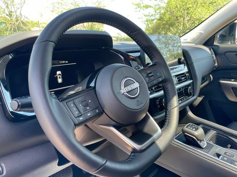 Used 2025 Nissan Pathfinder Platinum w/ Black Appearance Package AWD/4WD image 16