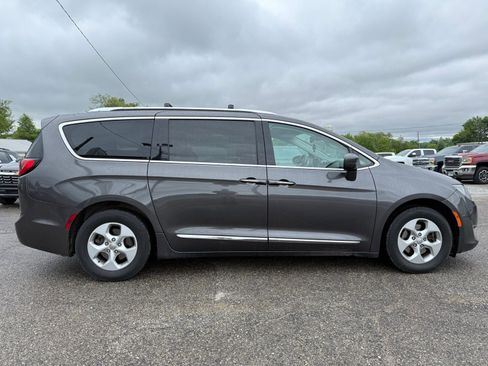 Used 2017 Chrysler Pacifica Touring-L Plus FWD image 7