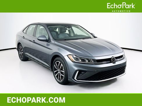 Used 2025 Volkswagen Jetta SE image 1