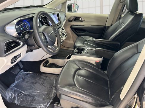 Used 2023 Chrysler Pacifica Touring-L FWD image 9