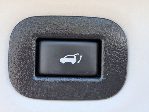 Used 2020 Nissan Rogue SV image 17