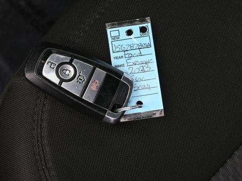 Used 2023 Ford Explorer XLT image 18