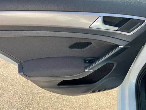 Used 2016 Volkswagen e-Golf SE w/ DC Fast Charging Package FWD image 17