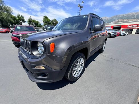 Used 2018 Jeep Renegade Latitude w/ Cold Weather Group AWD/4WD image 8