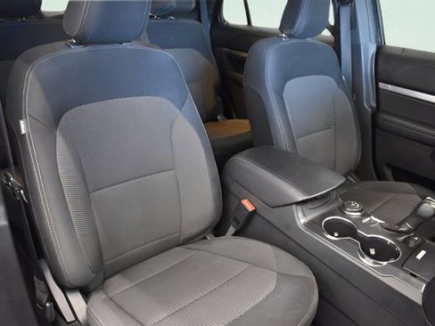 Used 2018 Ford Explorer XLT AWD/4WD image 5