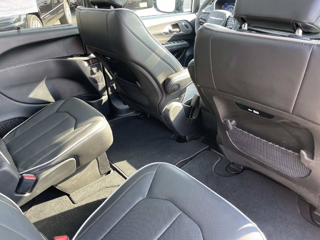 Used 2025 Chrysler Pacifica Limited FWD image 24