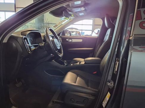 Used 2021 Volvo XC40 T4 Momentum image 18