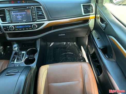 Certified 2017 Toyota Highlander Limited FWD image 19