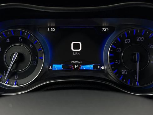 Used 2015 Chrysler 300 Limited RWD image 19