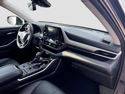 Used 2020 Toyota Highlander XLE image 34