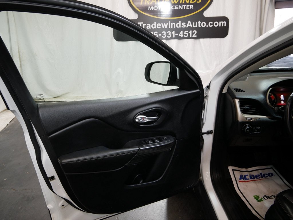 Used 2019 Jeep Cherokee Latitude Plus w/ Comfort/Convenience Group AWD/4WD image 45