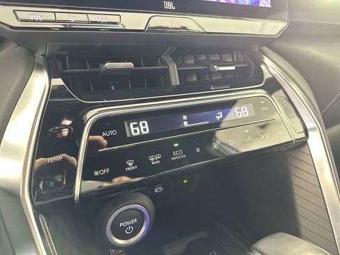 Used 2024 Toyota Venza Limited image 19