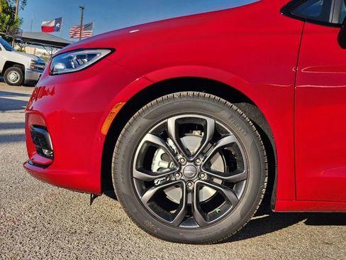 New 2026 Chrysler Pacifica Select FWD image 5