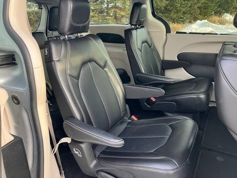 Used 2024 Chrysler Pacifica Touring-L image 17