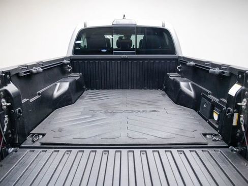 Used 2019 Toyota Tacoma TRD Sport AWD/4WD image 13