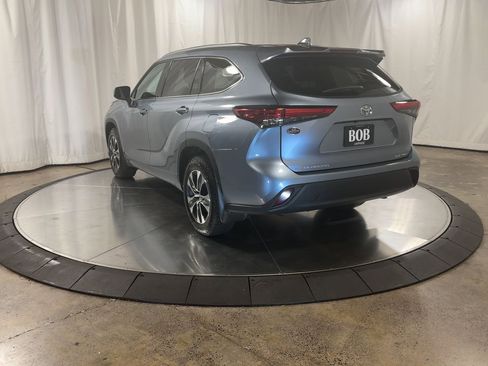 Used 2021 Toyota Highlander XLE image 8