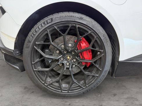 Used 2019 Lamborghini Huracan Performante AWD/4WD image 18