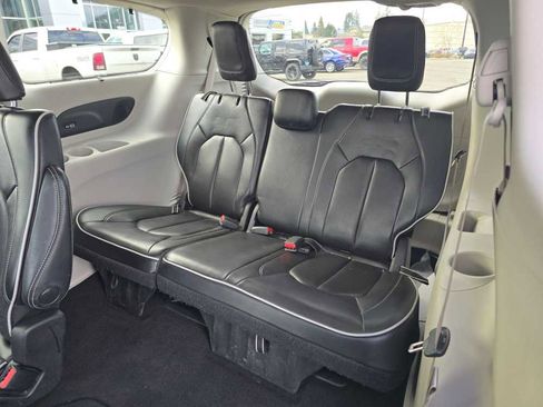 Used 2023 Chrysler Pacifica Limited image 17