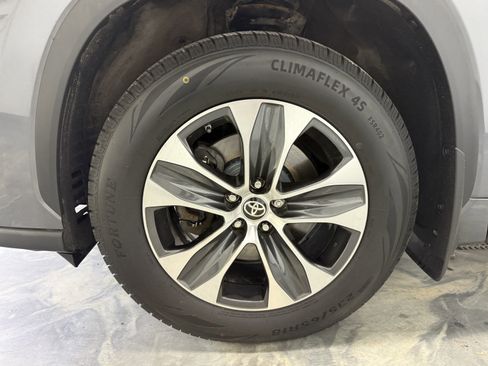 Used 2021 Toyota Highlander XLE image 28