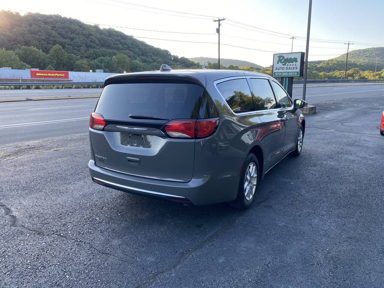 Used 2020 Chrysler Pacifica Touring FWD image 6