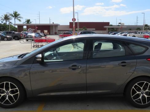 Used 2018 Ford Focus SEL FWD image 2