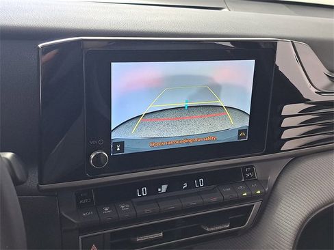 Used 2025 Toyota Camry SE image 29