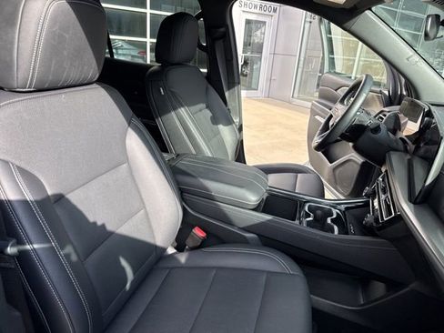 Used 2025 Chevrolet Traverse LT image 38