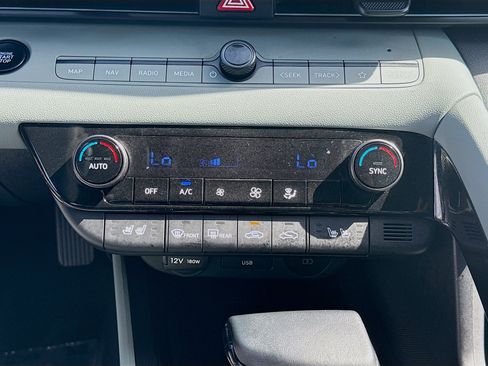 Used 2025 Hyundai Elantra Limited image 15