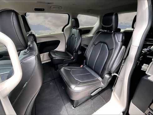 Used 2024 Chrysler Pacifica Touring-L FWD image 22