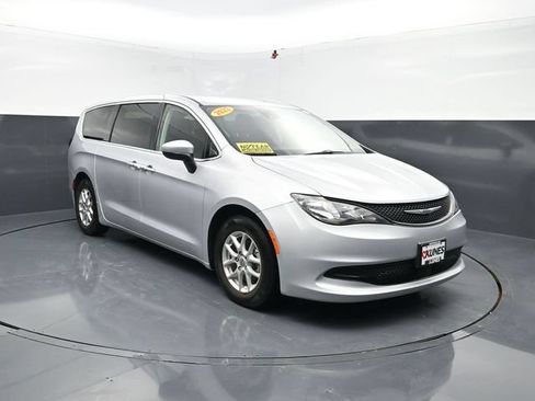 Used 2023 Chrysler Voyager LX FWD image 7