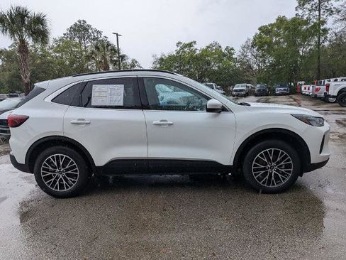 Certified 2025 Ford Escape SE image 2