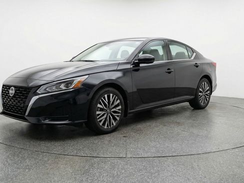 Used 2025 Nissan Altima 2.5 SV FWD image 3