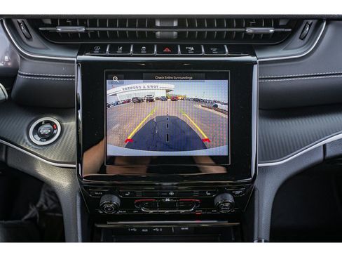 Used 2025 Jeep Grand Cherokee Altitude AWD/4WD image 16
