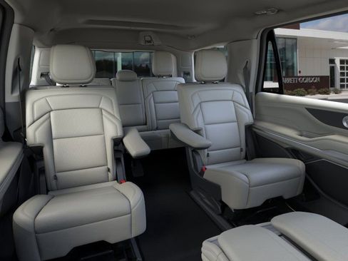 Used 2026 Lincoln Navigator Premiere AWD/4WD image 11