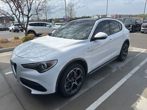 Used 2022 Alfa Romeo Stelvio Ti image 2
