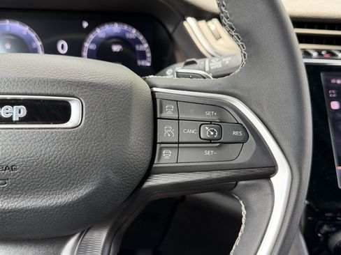 Used 2025 Jeep Grand Cherokee Laredo X w/ Luxury Tech Group I RWD image 18