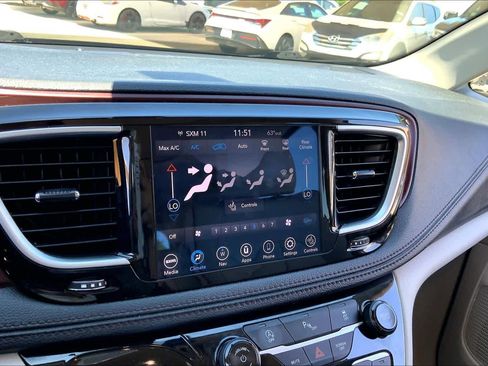 Used 2020 Chrysler Pacifica Limited FWD image 29