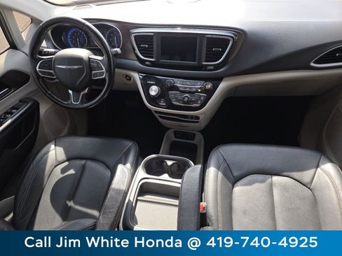 Used 2019 Chrysler Pacifica Touring-L FWD image 20