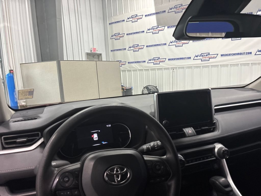 Used 2025 Toyota RAV4 XLE AWD/4WD image 2