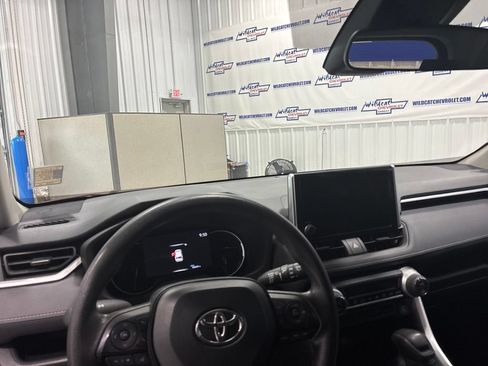 Used 2025 Toyota RAV4 XLE AWD/4WD image 2