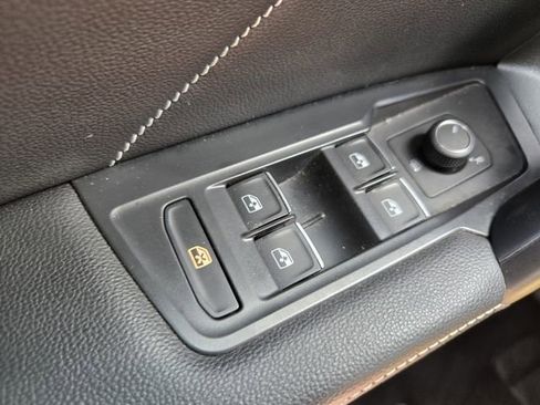 Used 2022 Volkswagen Tiguan SE FWD image 32
